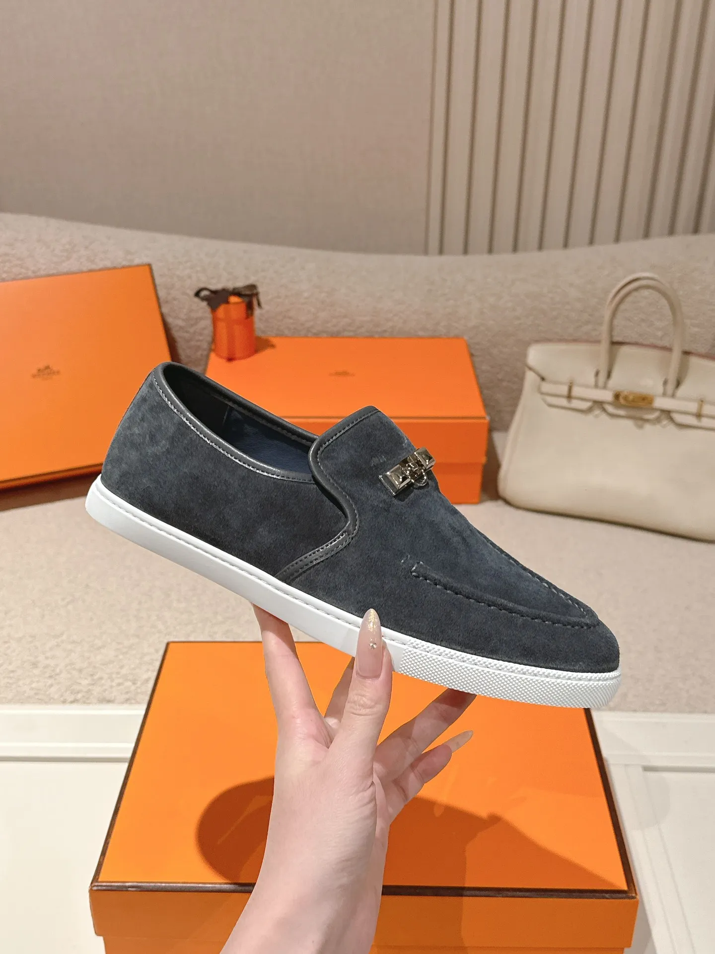Men's Men's Shoes 600💰 Hermes# Couple Studded Loafers Calfskin and suede goatskin lace-up free sneakers with signature "H" detail. The design is simple and smooth, creating a fashionable urban look. It is comfortable and versatile. H family classics are not outdated, and the delivery counter is exquisitely packaged🛍📦 Fabric: Original customized imported first-layer cowhide/cow down Lining: Imported soft sheepskin Sole: Original open-molded anti-slip TPU material Size: 35-45